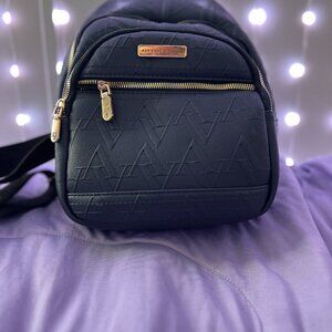 👜 Signature Logo Crossbody Bag – Gold Hardware – Stylish & Functional! 👜